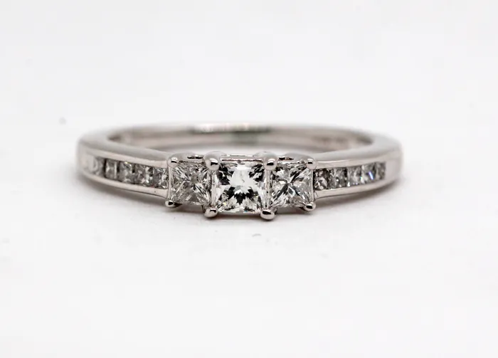 14KW 57CTTW DIAMOND 3 STONE STYLE RING FULLERS PURCHASE FROM PUBLIC Rings