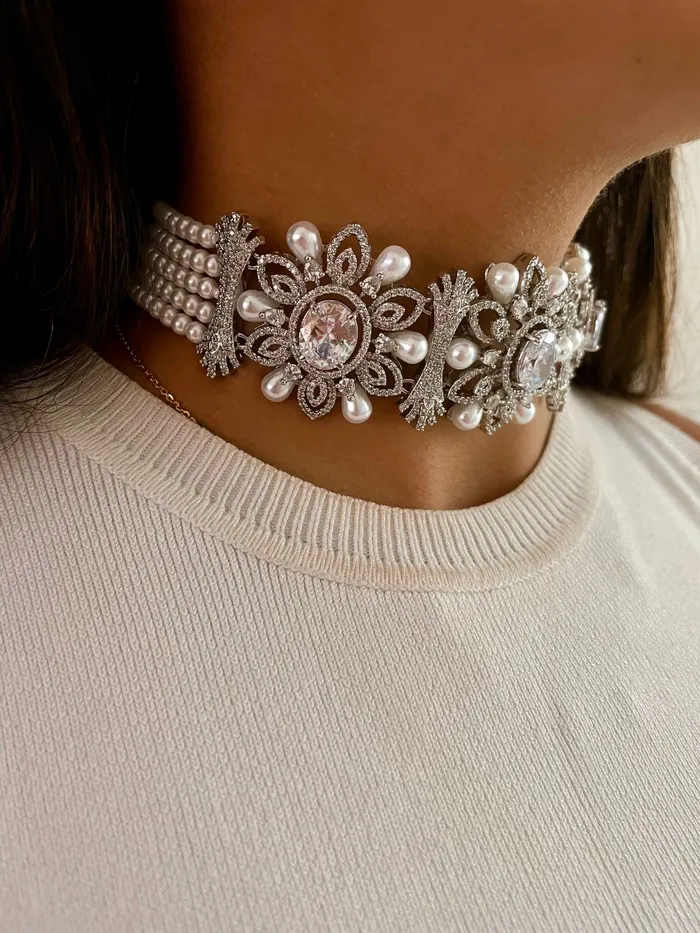 Necklaces PRERTO ECOMMERCE PRIVATE LIMITED Maharani Lumi Boias Pearl Diamond Floret Necklace Set