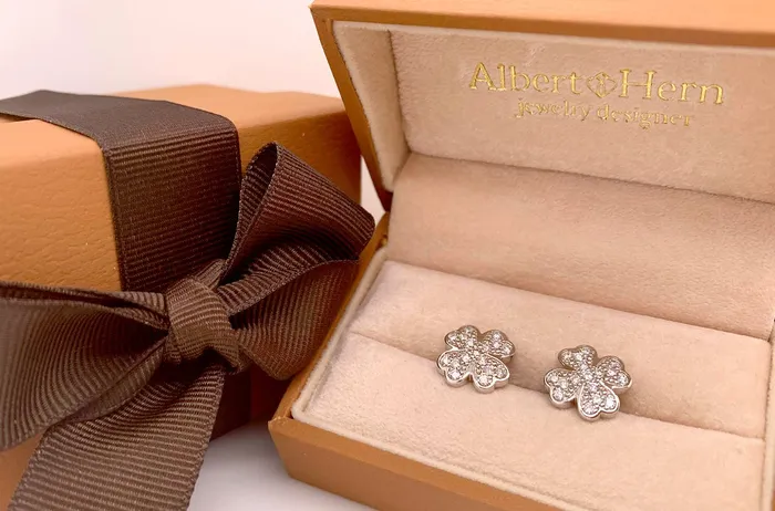Albert Hern Earrings Earrings 18kt Gold Clovers with Diamonds Studs