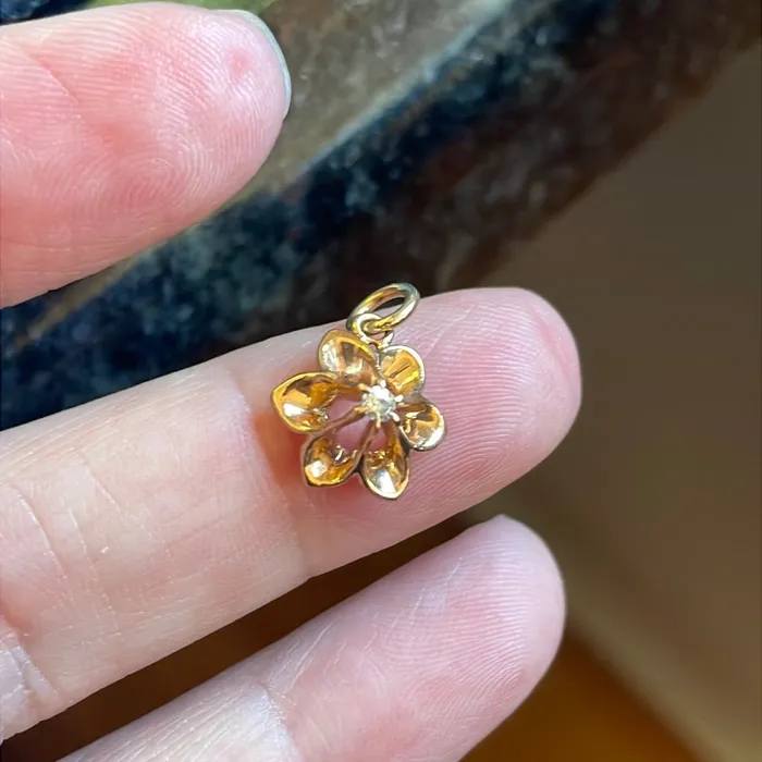 Diamond Flower Pendant 10k Gold Vintage Vintage Paris Jewelry Necklaces Diamond Flower Pendant 10k Gold Vintage Vintage Paris Jewelry Necklaces