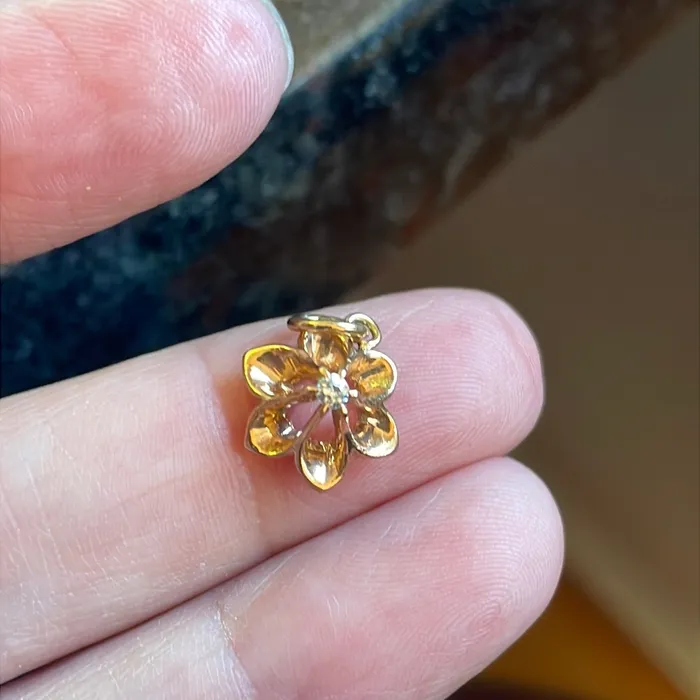 Diamond Flower Pendant 10k Gold Vintage Vintage Paris Jewelry Necklaces Diamond Flower Pendant 10k Gold Vintage Vintage Paris Jewelry Necklaces