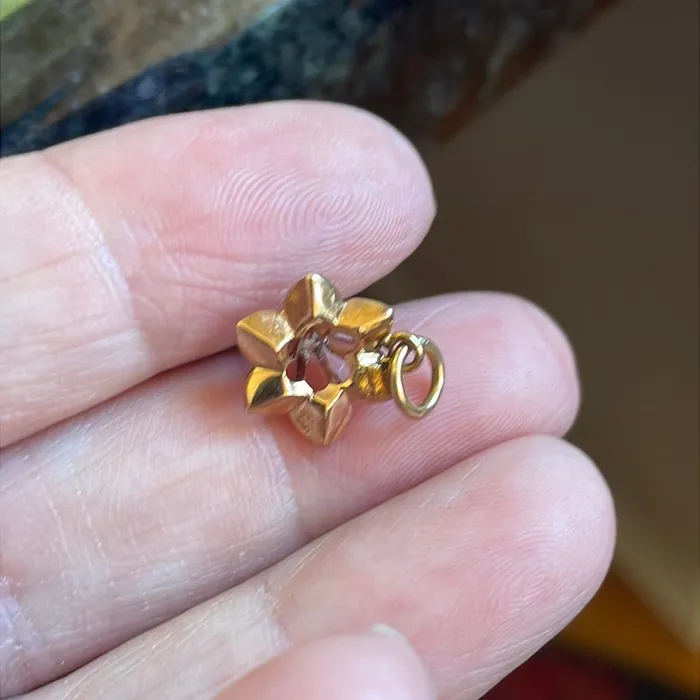 Diamond Flower Pendant 10k Gold Vintage Vintage Paris Jewelry Necklaces Diamond Flower Pendant 10k Gold Vintage Vintage Paris Jewelry Necklaces